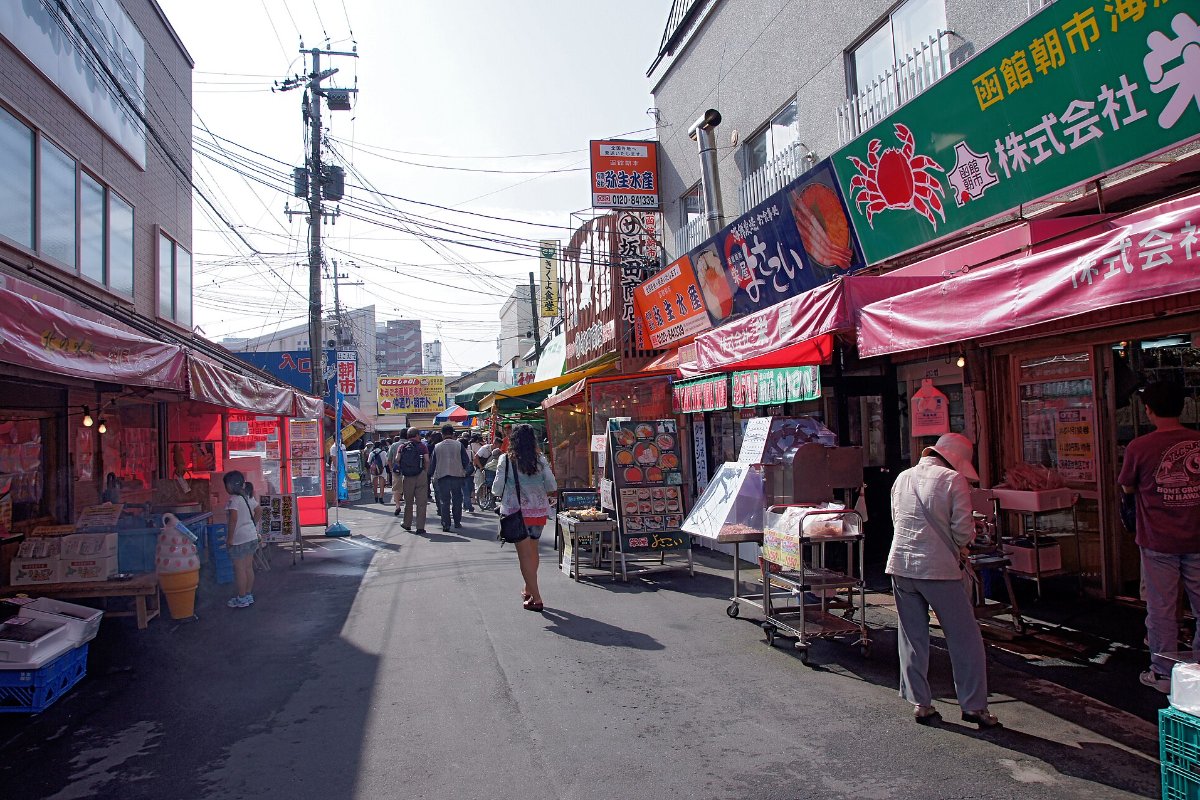 ถนนหน้าร้านค้าในตลาดเช้าฮาโกดาเตะ