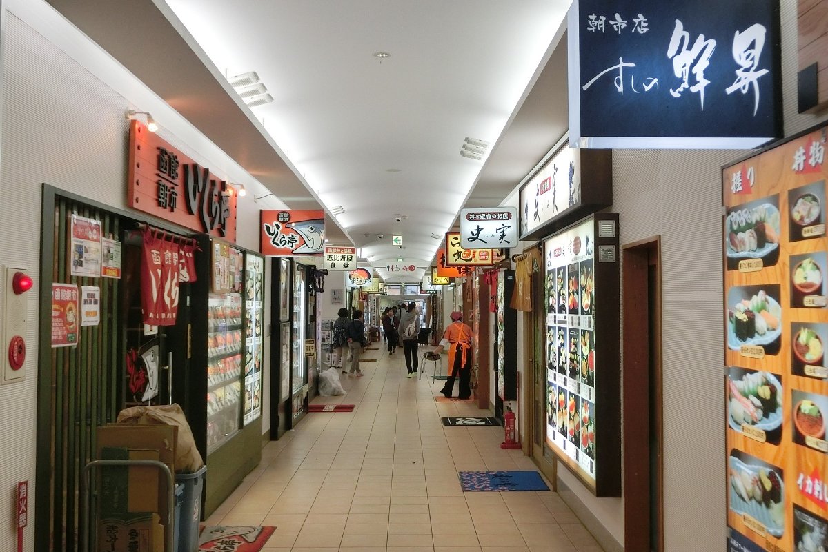 ทางเดินในอาคารร้านอาหารในตลาดเช้าฮาโกดาเตะ