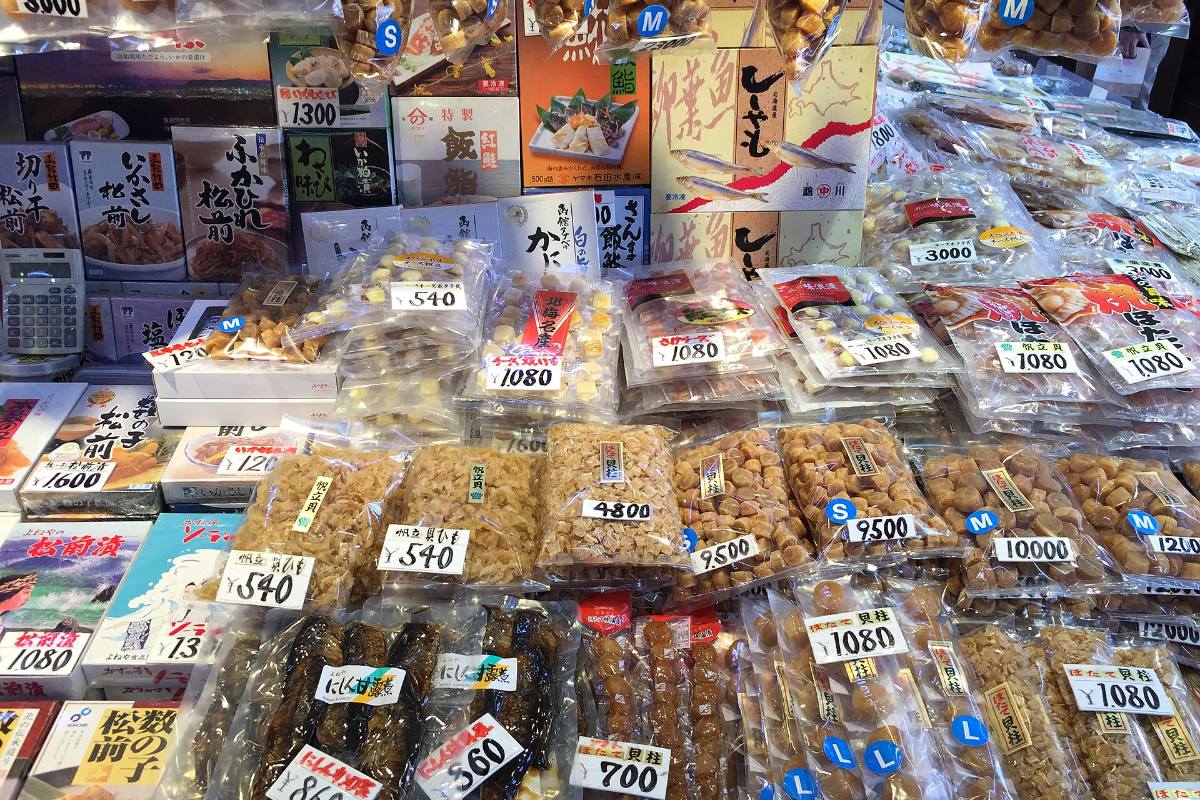 สินค้าอาหารทะเลแห้งวางขายในตลาดเช้าฮาโกดาเตะ
