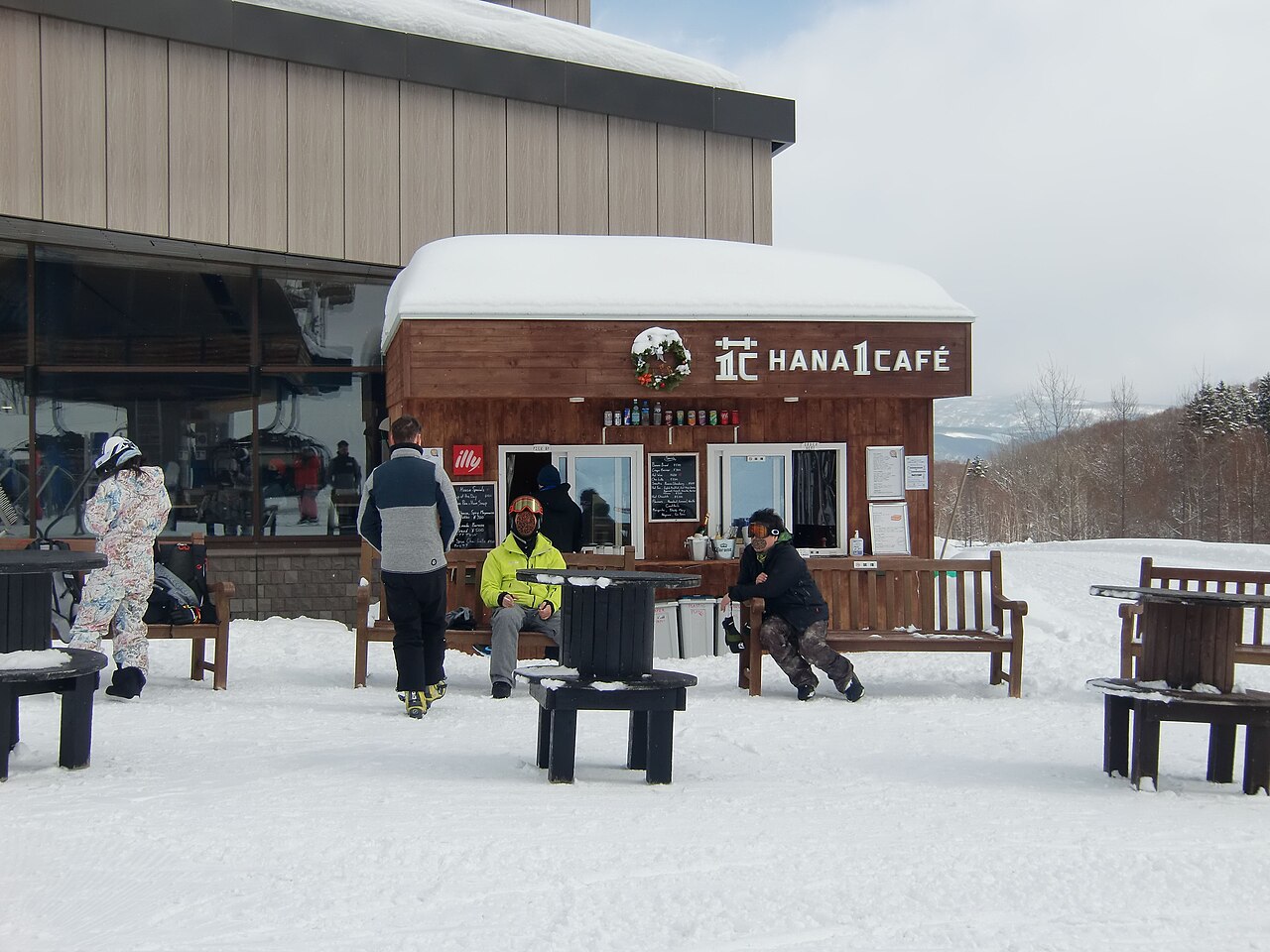 ร้าน HANA1 Café ท่ามกลางหิมะที่ HANAZONO ในเดือนมีนาคม 2022