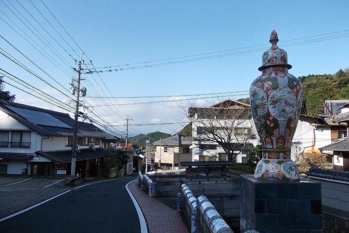 ถนนในนาคาโอยามะที่มีแจกันกระเบื้องขนาดใหญ่ตั้งอยู่