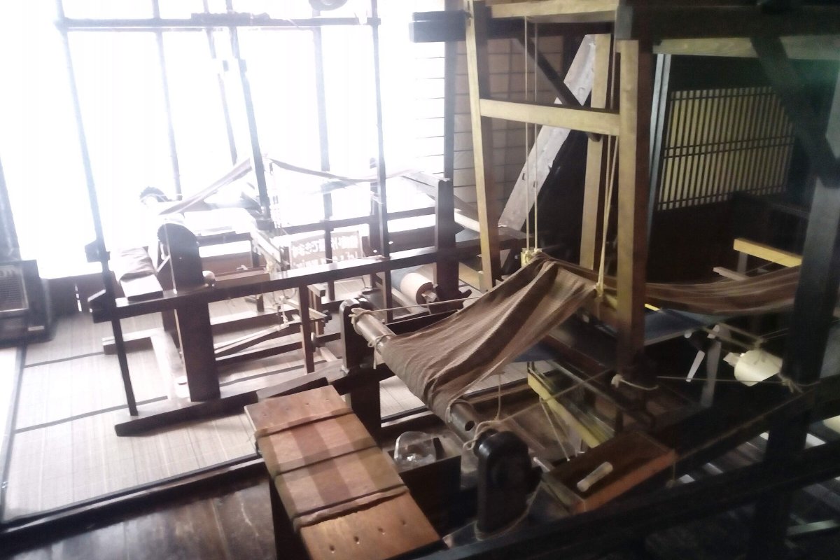 เครื่องทอผ้าในบ้านเก่าฮิดะโนะซาโตะ
