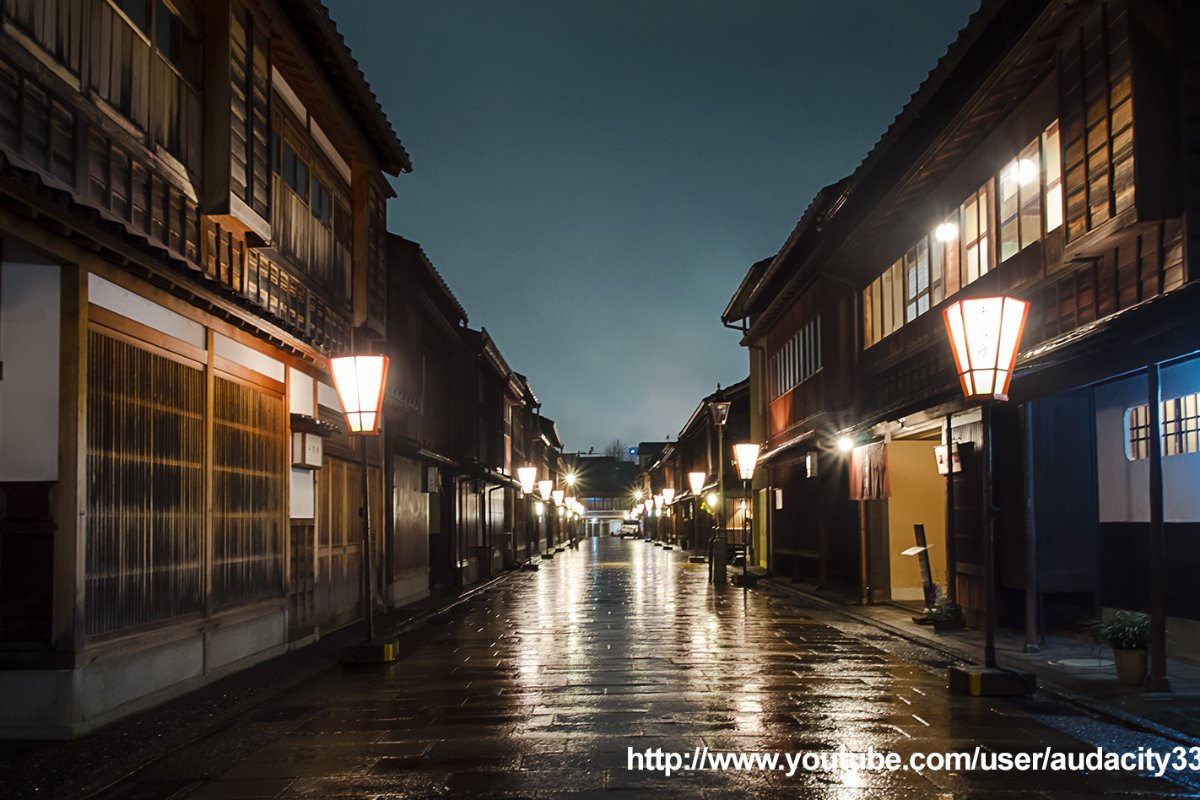 ถนนหินย่านโรงน้ำชาฮิงาชิชายะ บ้านไม้ลายระแนงสองข้างทางมีหิมะปกคลุม