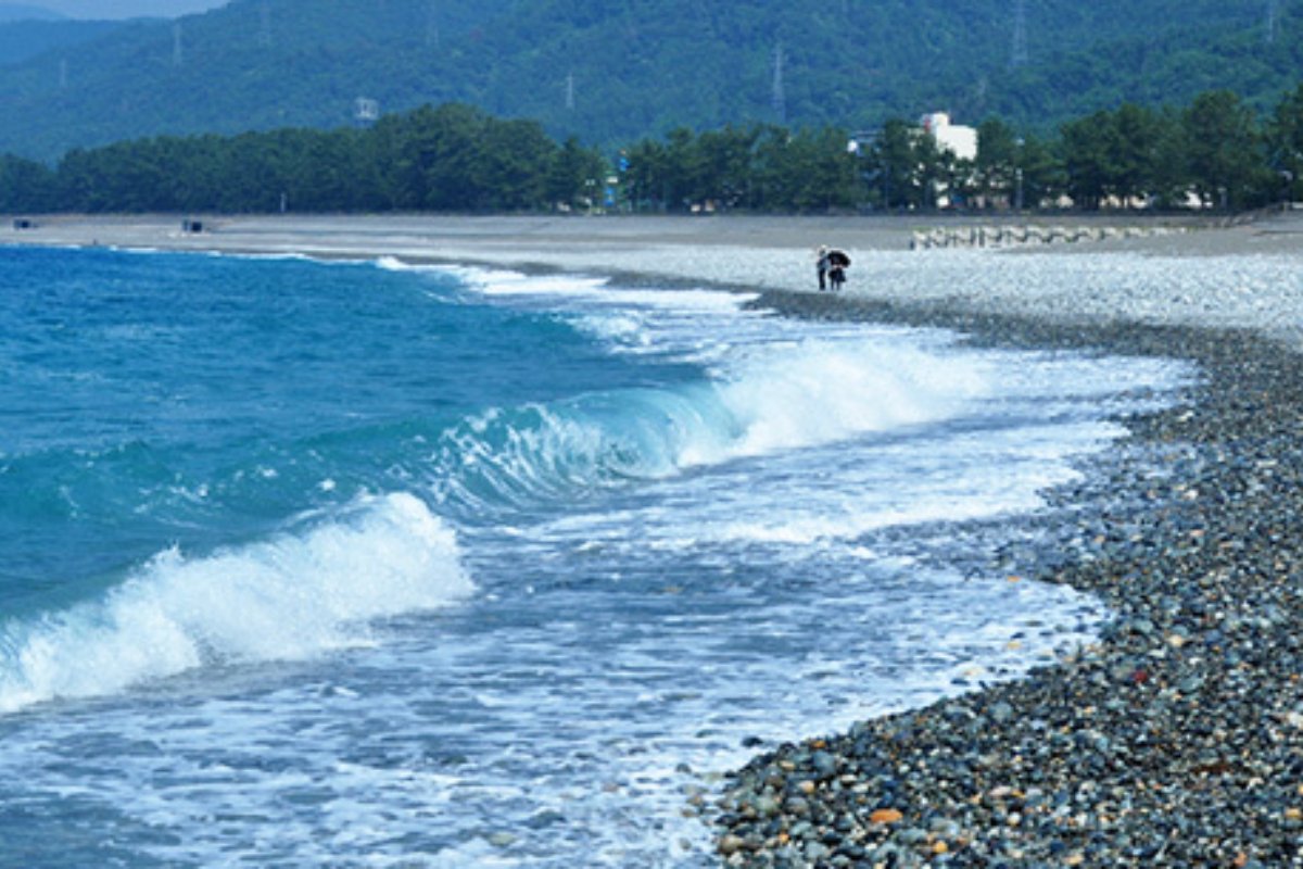 คลื่นซัดชายหาดหินกรวดของชายฝั่งหยก เมืองอาซาฮิ