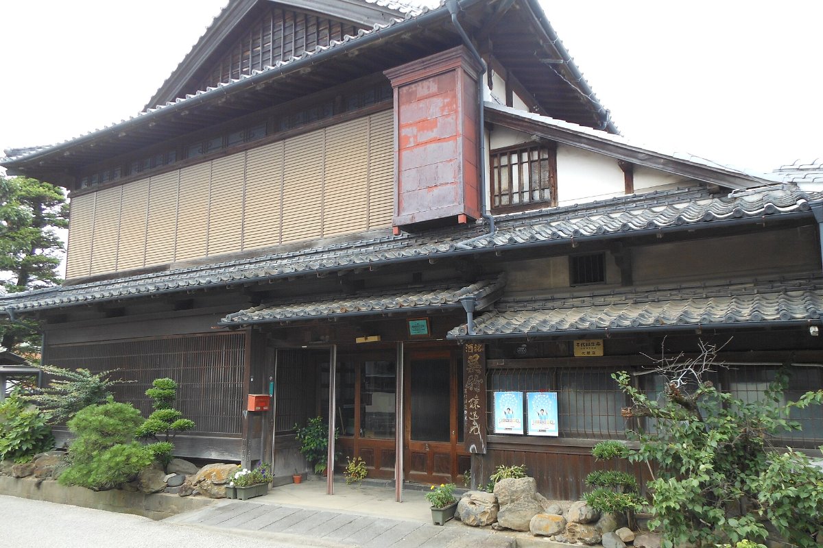 อาคารโรงสาเกเก่าริมถนนในฮิเซ็นฮามาชูกุ