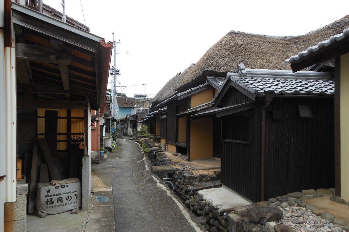 บ้านหลังคามุงจากในย่านฮามาโชซุมาจิ