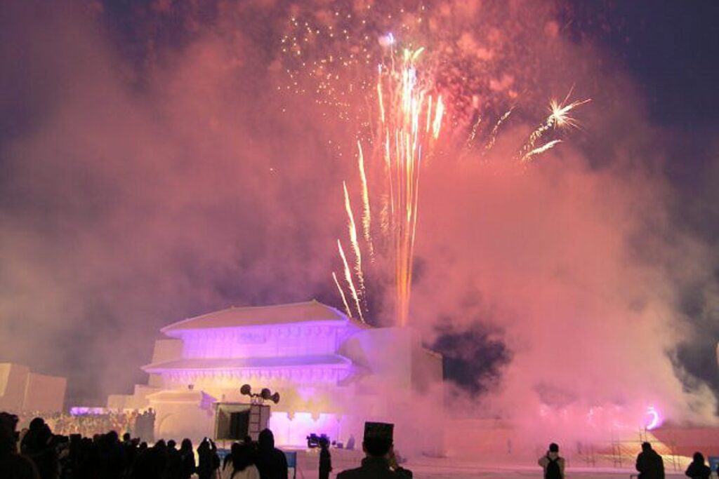 พลุสีสันบานเหนือสนามกีฬามาโคมานาอิ เมืองซัปโปโร ฮอกไกโด ผู้ชมนั่งชมบนอัฒจันทร์