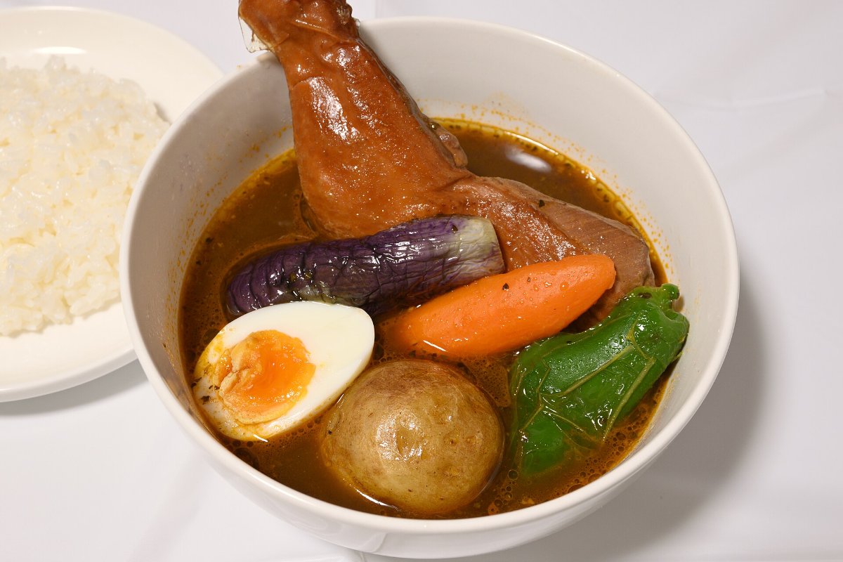 ซุปคาเรย์ซุปใสใส่ไก่ ผักย่าง และข้าว เมนูขึ้นชื่อของเมืองซัปโปโร ฮอกไกโด
