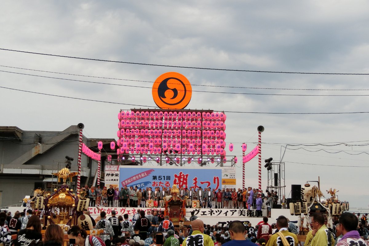 ขบวนเต้นรำและขบวนมิโคชิในเทศกาลทะเลโอตารุ ฮอกไกโด ผู้ร่วมงานแต่งกายเทศกาลเดินตามถนนริมท่าเรือ