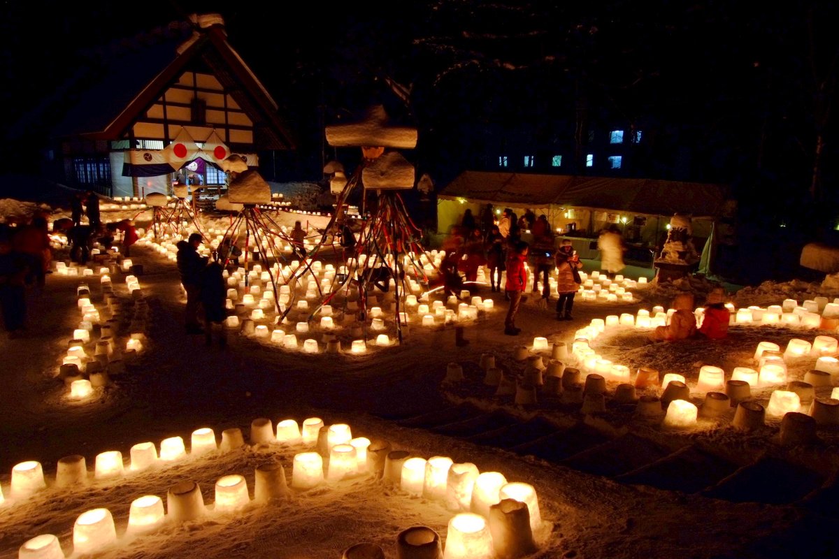 เทียนในโคมหิมะเรียงรายยามค่ำในงานเทียนหิมะที่ออนเซ็นโจซังเค