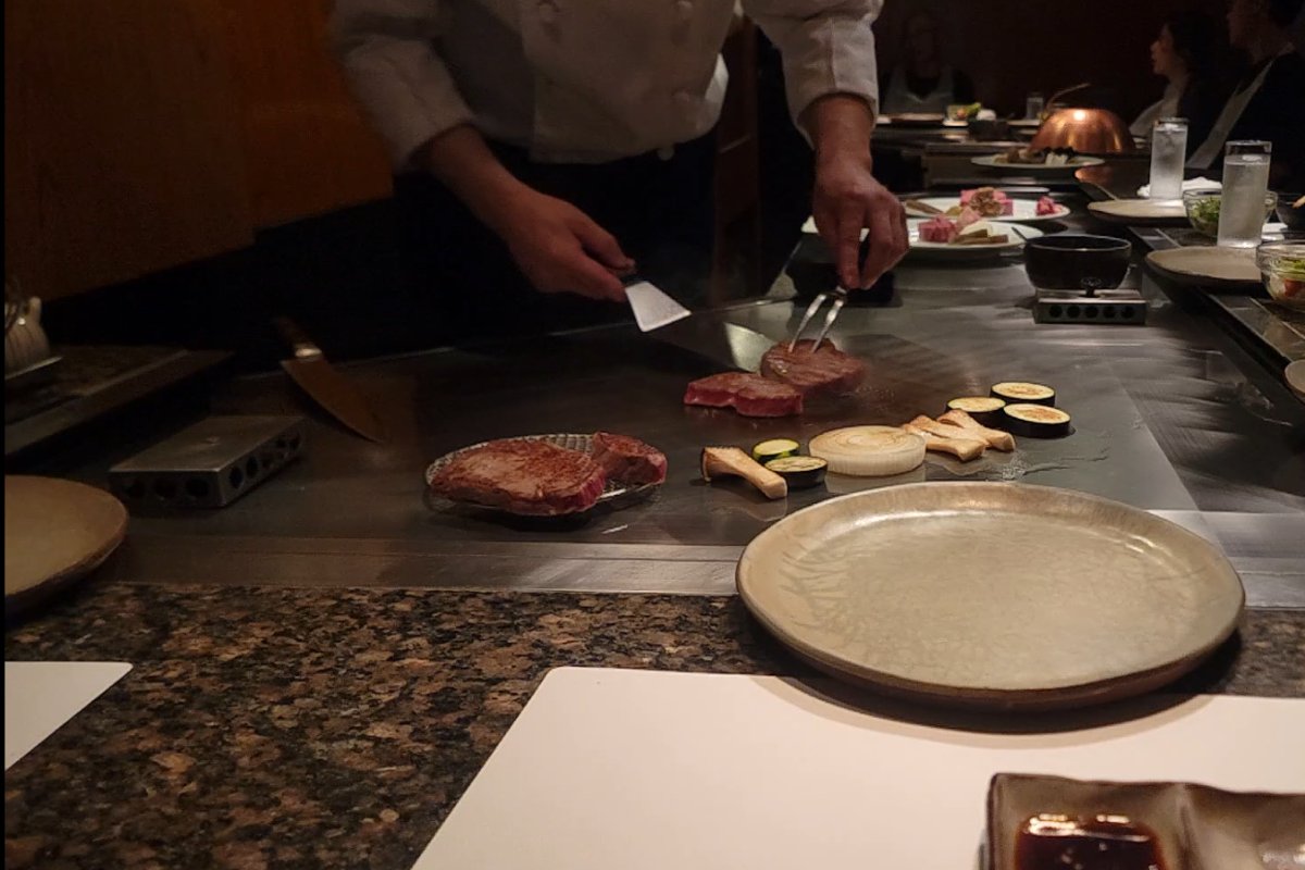 สเต๊กเนื้อโกเบลายไขมันละเอียดย่างบนเตาเทปันยากิ ร้านในโคเบ