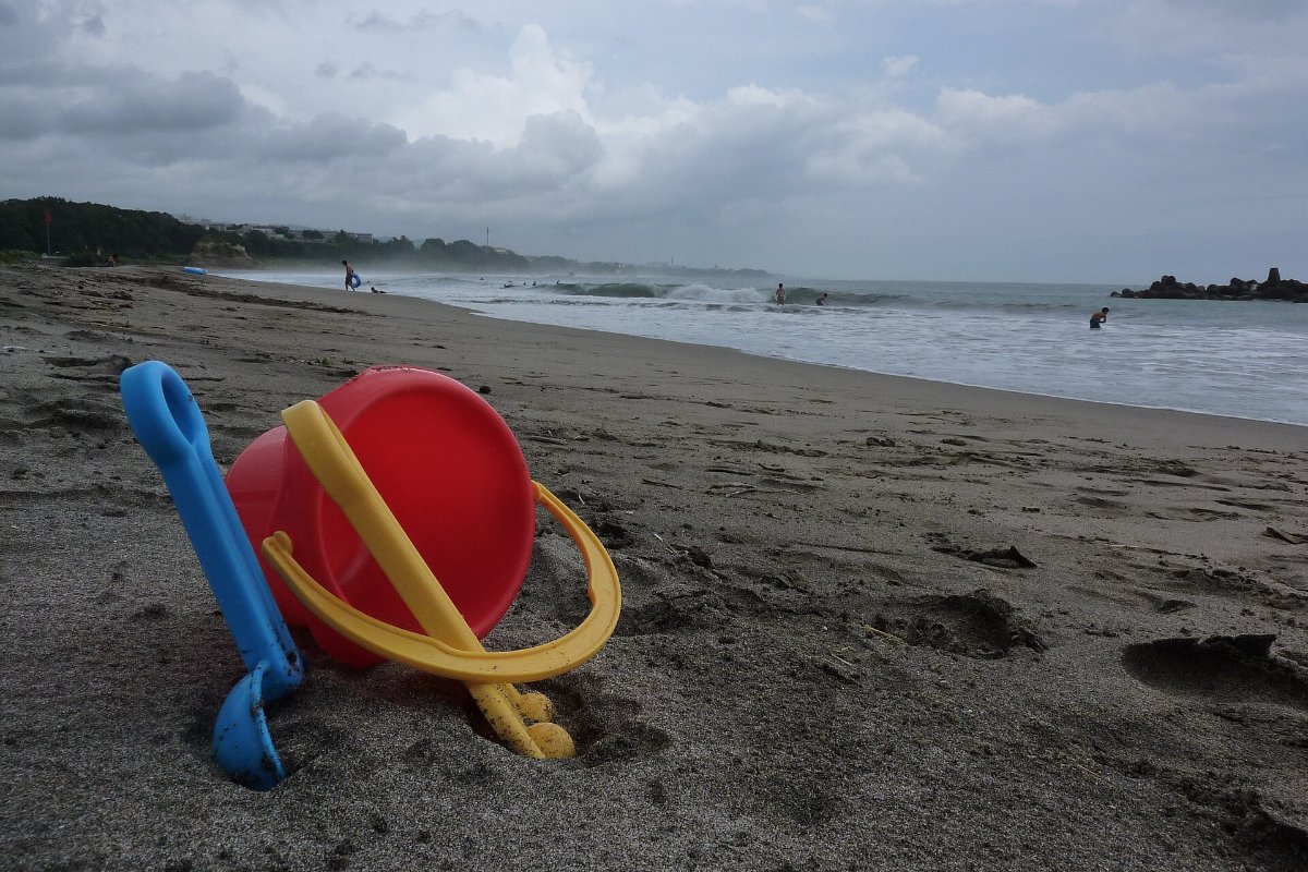 หาดทรายขาวและน้ำทะเลใสของหาดคาวาราโกะ เมืองฮิตาจิ อิบารากิ มีคนเล่นเซิร์ฟ