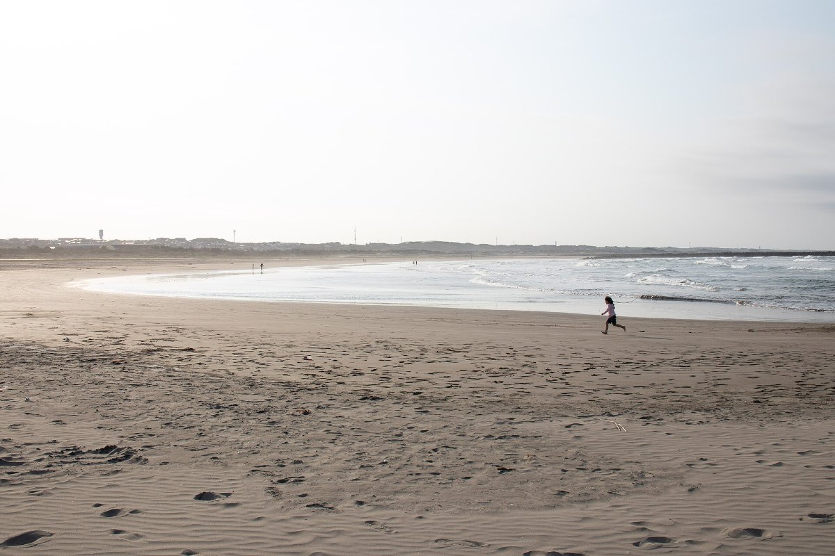ประภาคารสีขาวกับหาดทรายกว้างของหาดคุจิฮามะ เมืองฮิตาจิ อิบารากิ