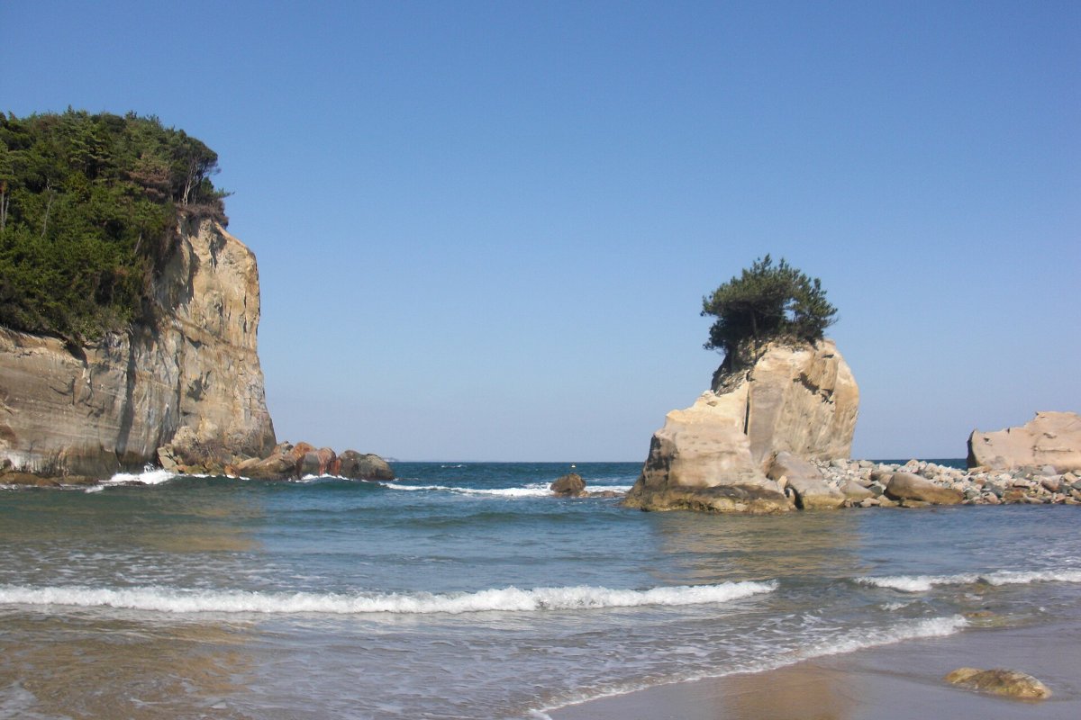 น้ำทะเลสีฟ้าใสและหาดทรายขาวของหาดทาคาฮางิ อิบารากิ