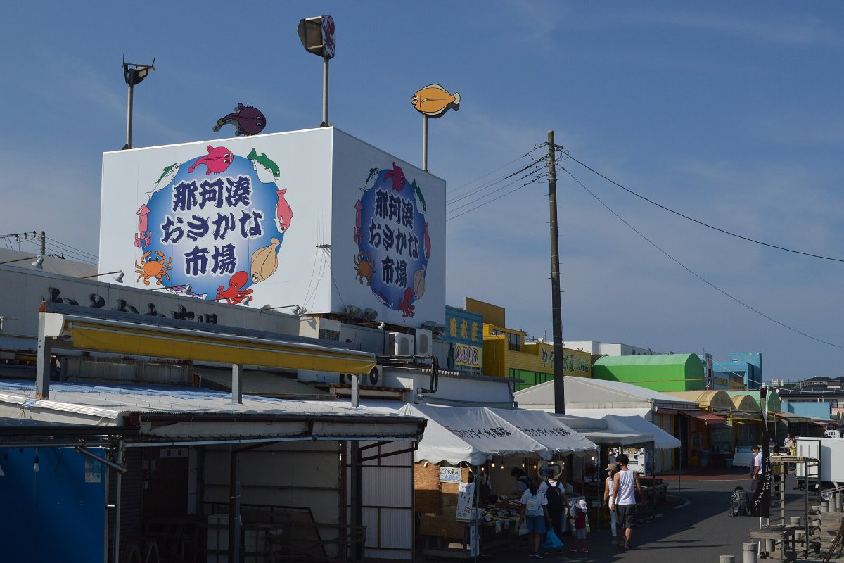 ข้าวหน้าอาหารทะเลสดหลายชนิดเต็มชาม ปลาดิบ กุ้ง และไข่ปลา ร้านในตลาดปลานากามินาโตะ อิบารากิ