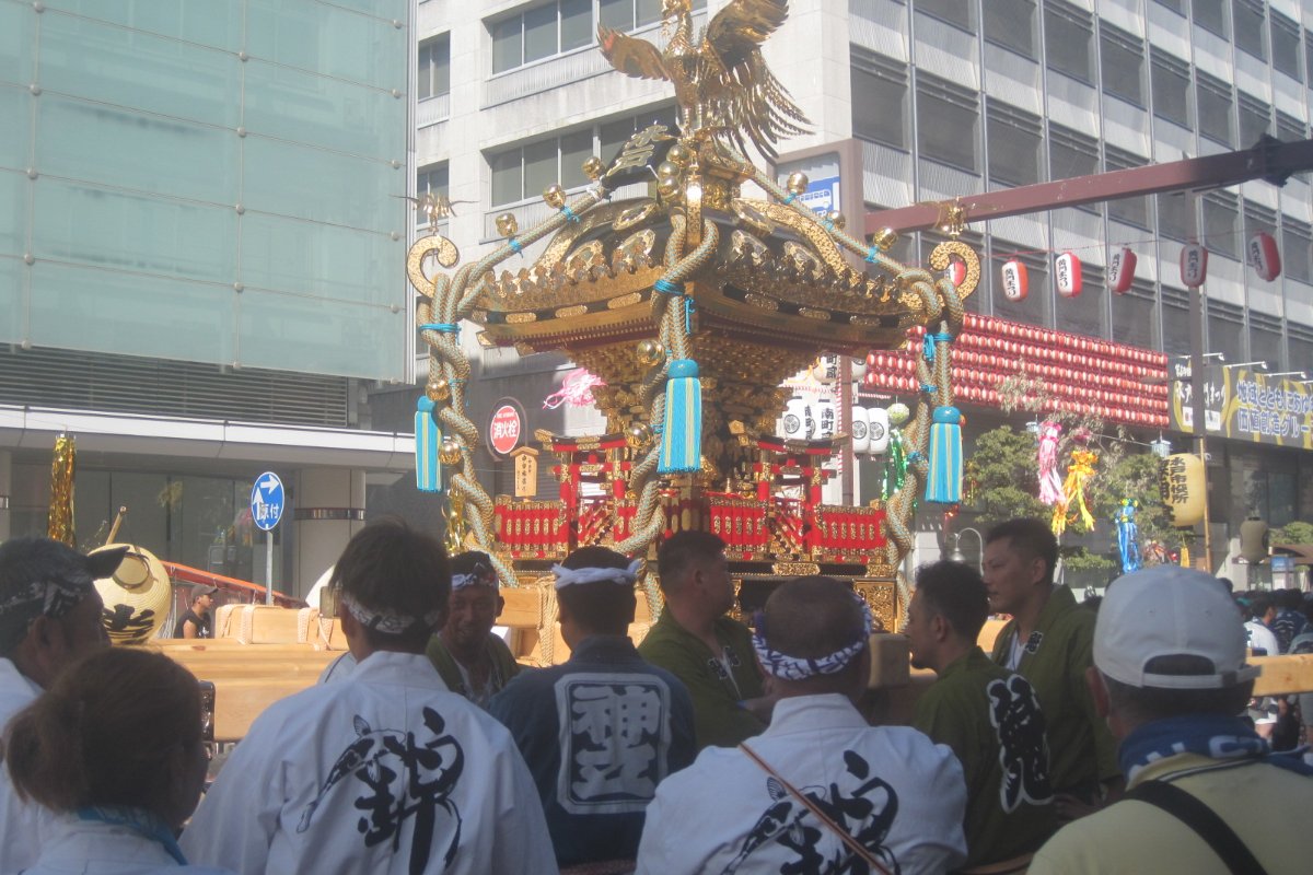 พลุหลากสีบานเหนือทะเลสาบเซมบะยามค่ำ มีผู้คนนั่งชมริมทะเลสาบ ในเทศกาลมิโตะโคมง อิบารากิ