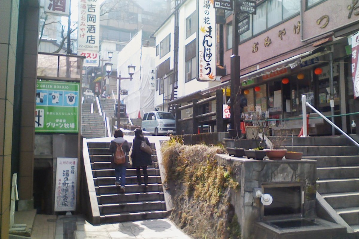 อุด้งมิซึซาวะเส้นใสบนตะแกรงไม้ไผ่ ที่ร้านโอซาวายะสาขาบันไดหินอิคาโฮะ จังหวัดกุมมะ