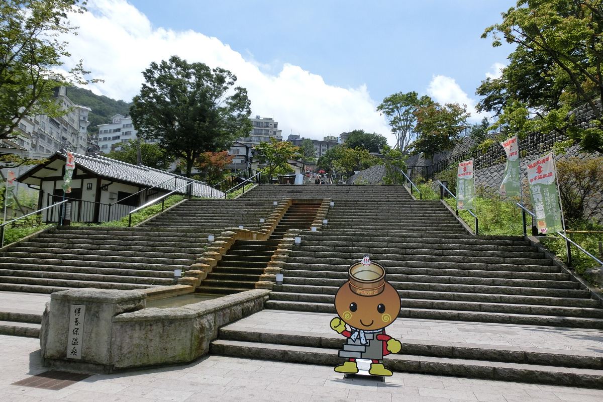 บันไดหินกลางเมืองออนเซ็นอิคาโฮะ