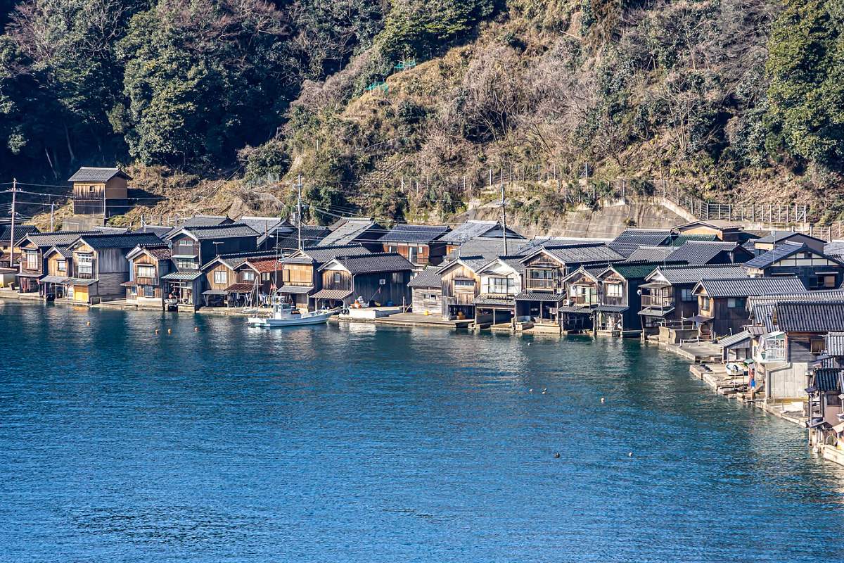 แนวบ้านฟุนายะมองจากเรือชมอ่าวอิเนะ