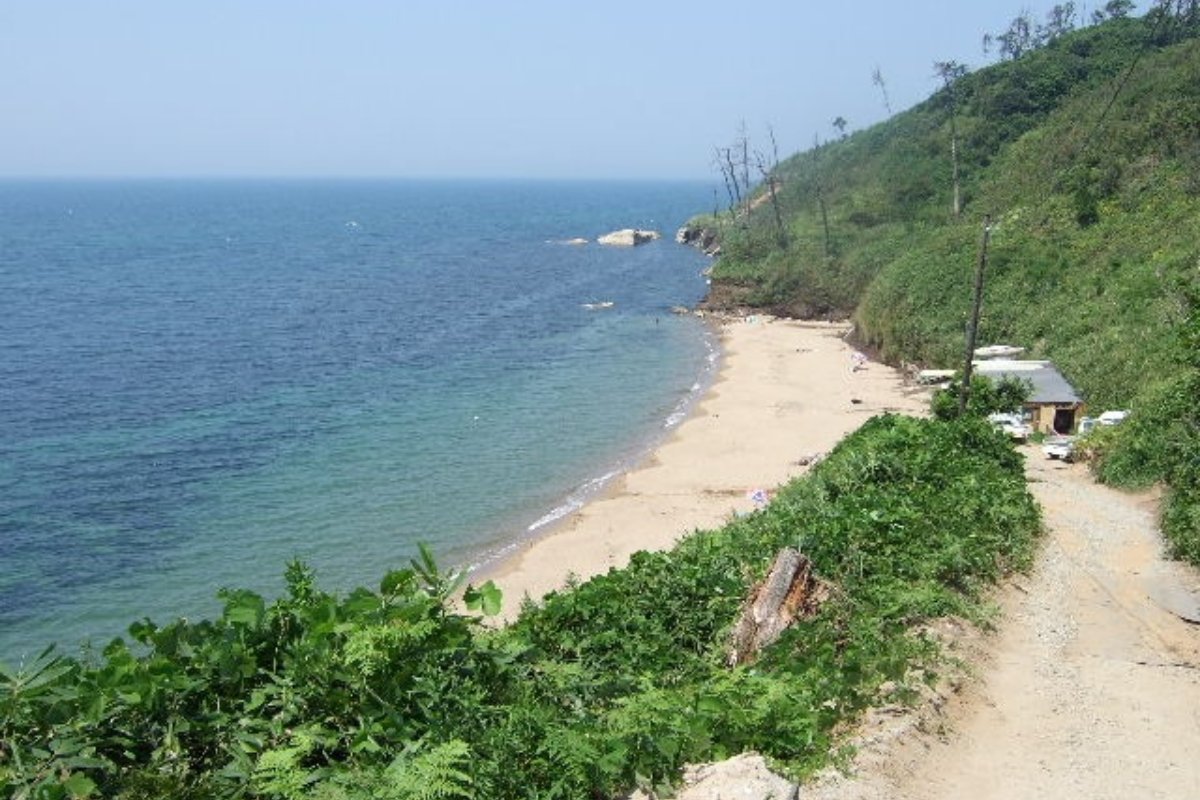 หาดคุโรซากิกับโขดหินและน้ำทะเลใส