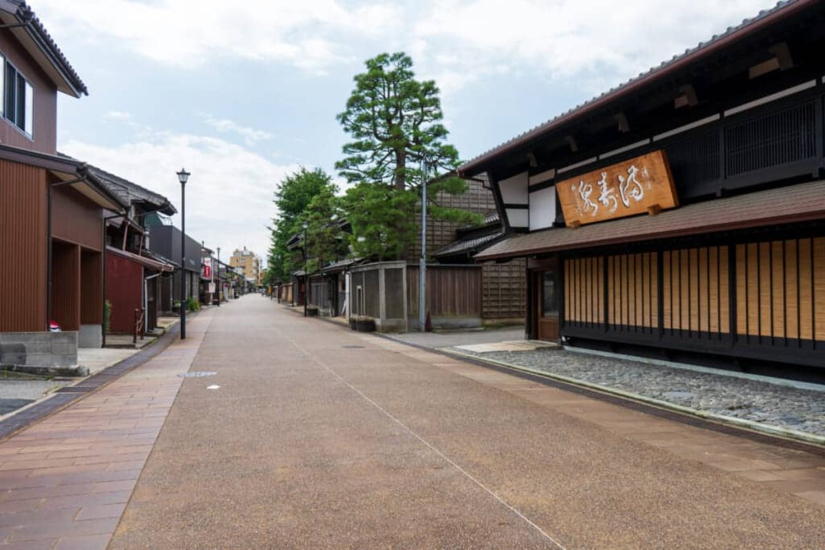 ถนนปูหินและบ้านไม้ระแนงในย่านอิวาเสะ