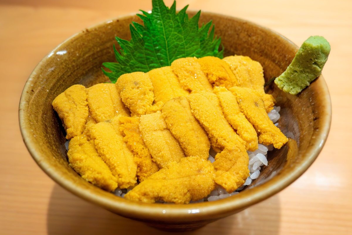 ข้าวหน้าอุนิ (เม่นทะเล) สีส้มทองเต็มชาม