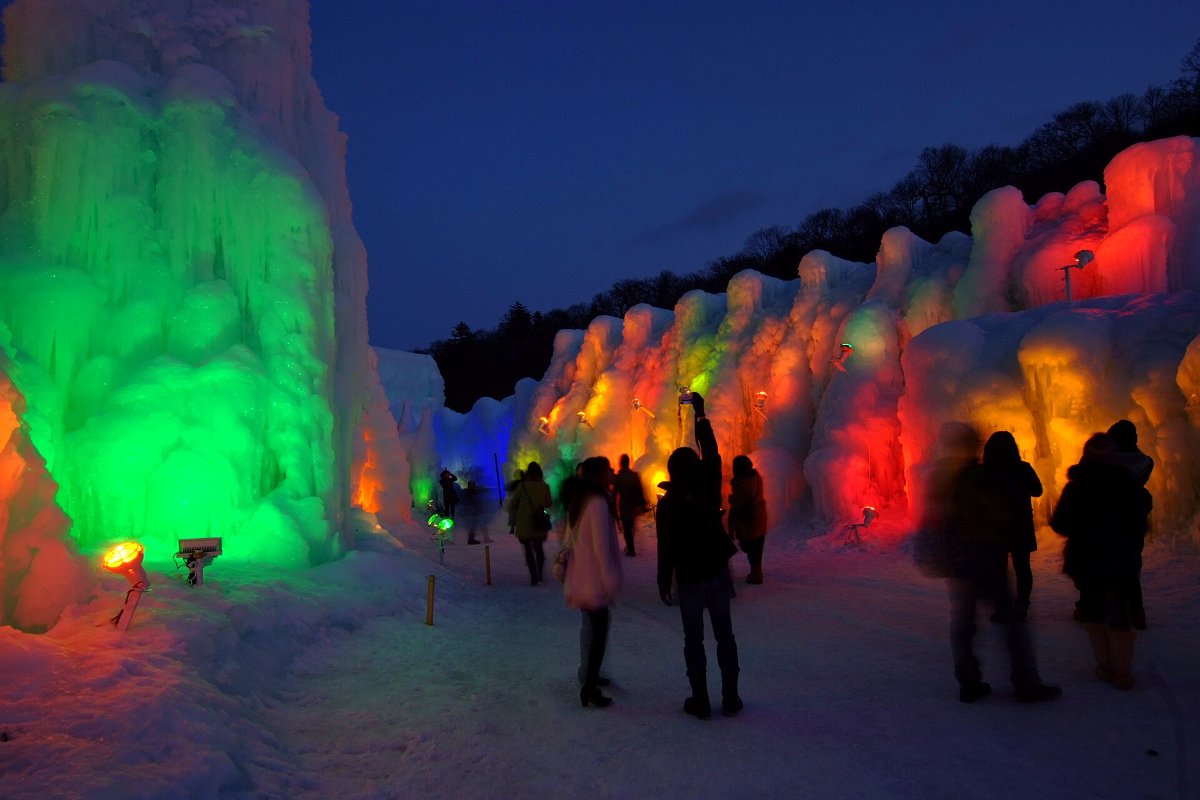 ประติมากรรมน้ำแข็งสีฟ้าที่ทะเลสาบชิโกทสึ เปิดไฟตอนค่ำ