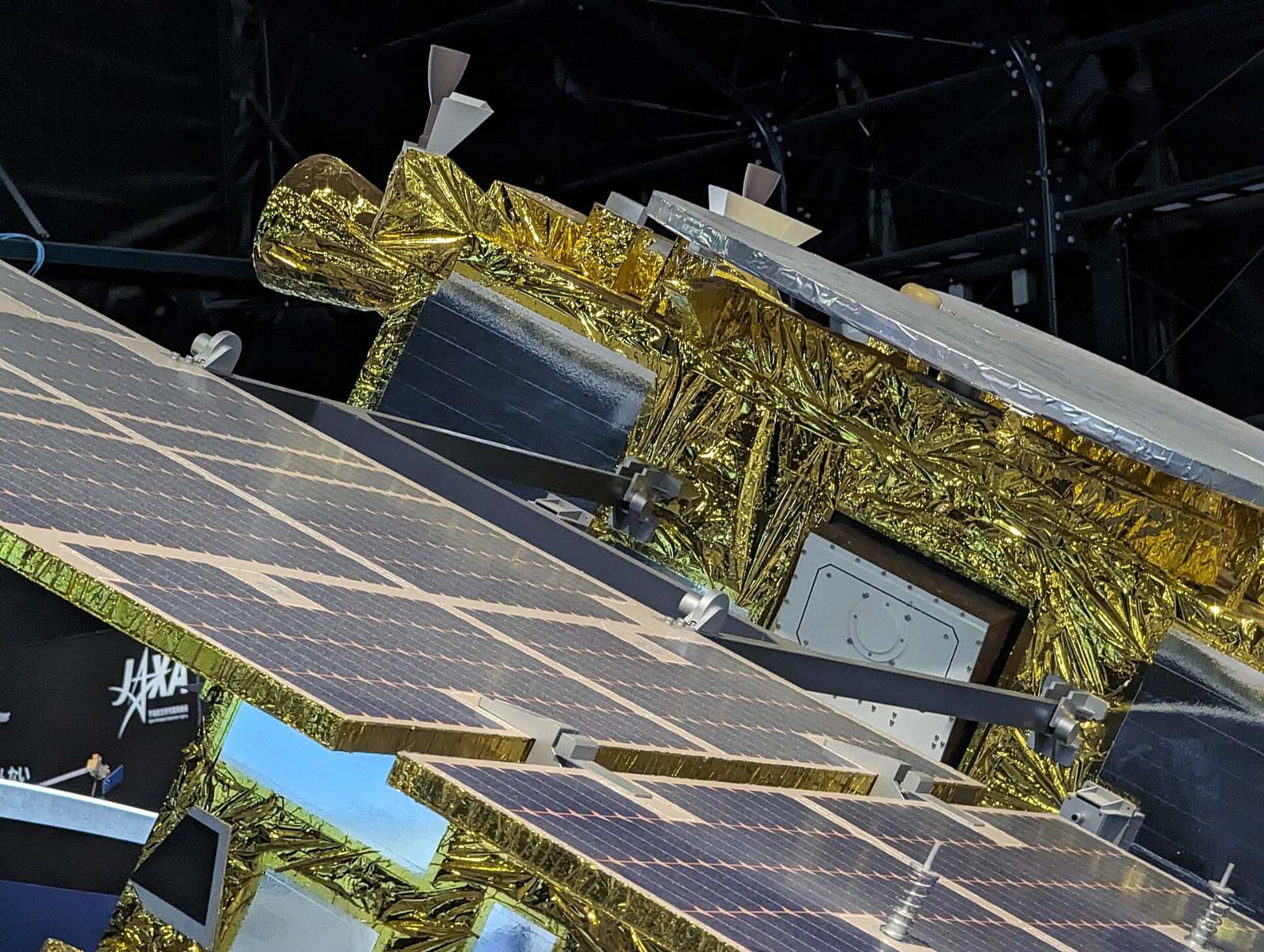 ดาวเทียมขนาดจริงในโดมจัดแสดงของ JAXA