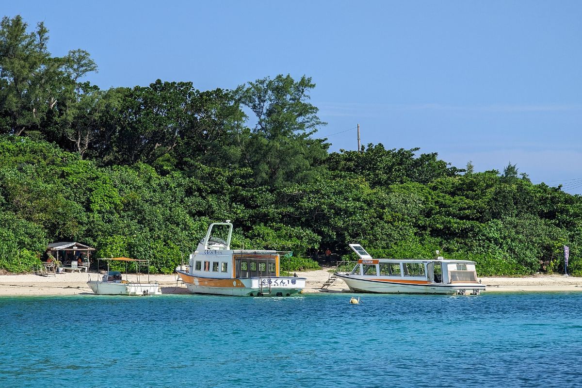 เรือท้องกระจกจอดริมฝั่งอ่าวคาบิระ