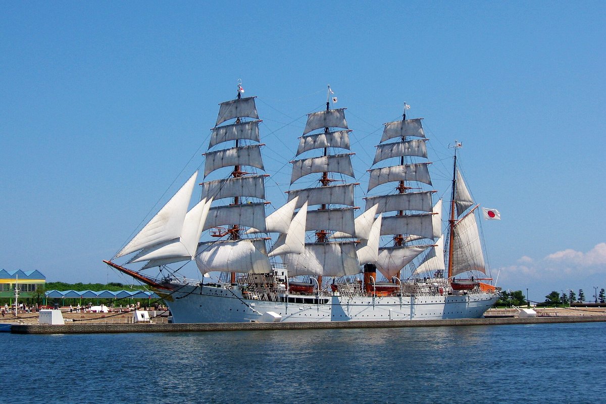 เรือใบไคโอมารุกางใบเต็มลำ