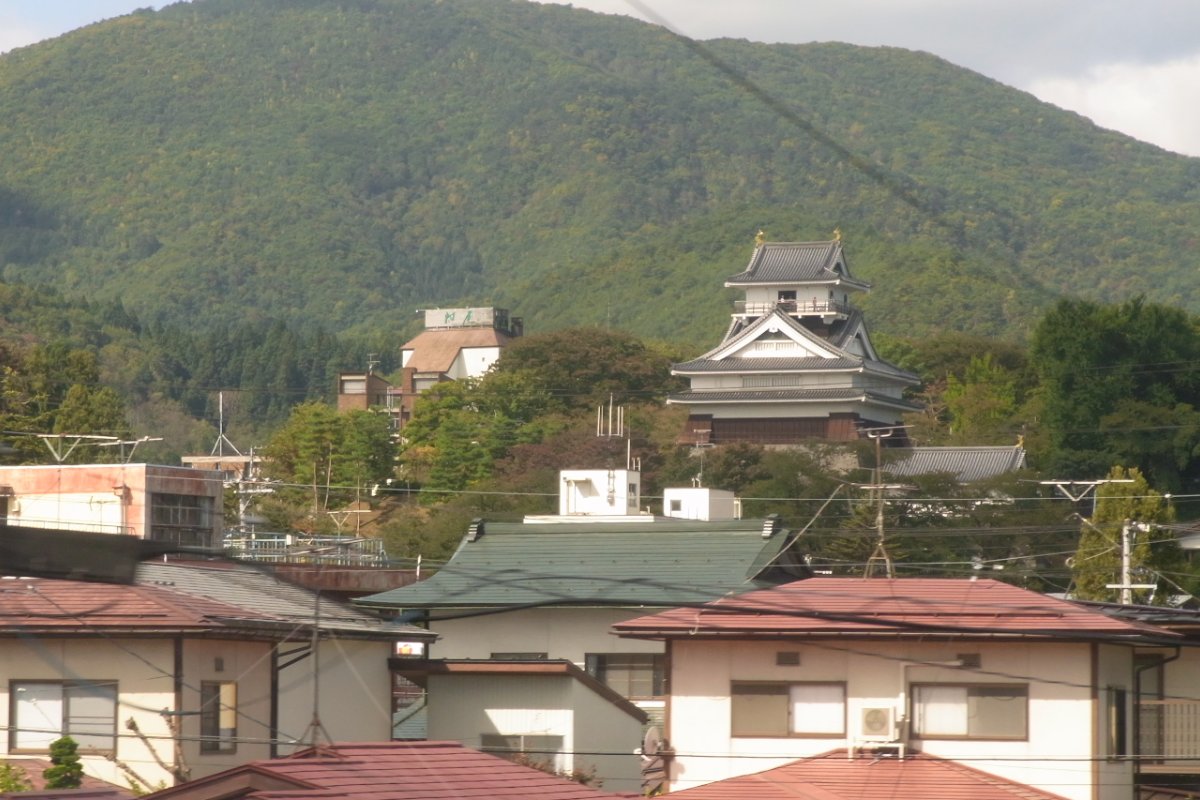ปราสาทคามิโนยามะเหนือย่านเมืองออนเซ็น