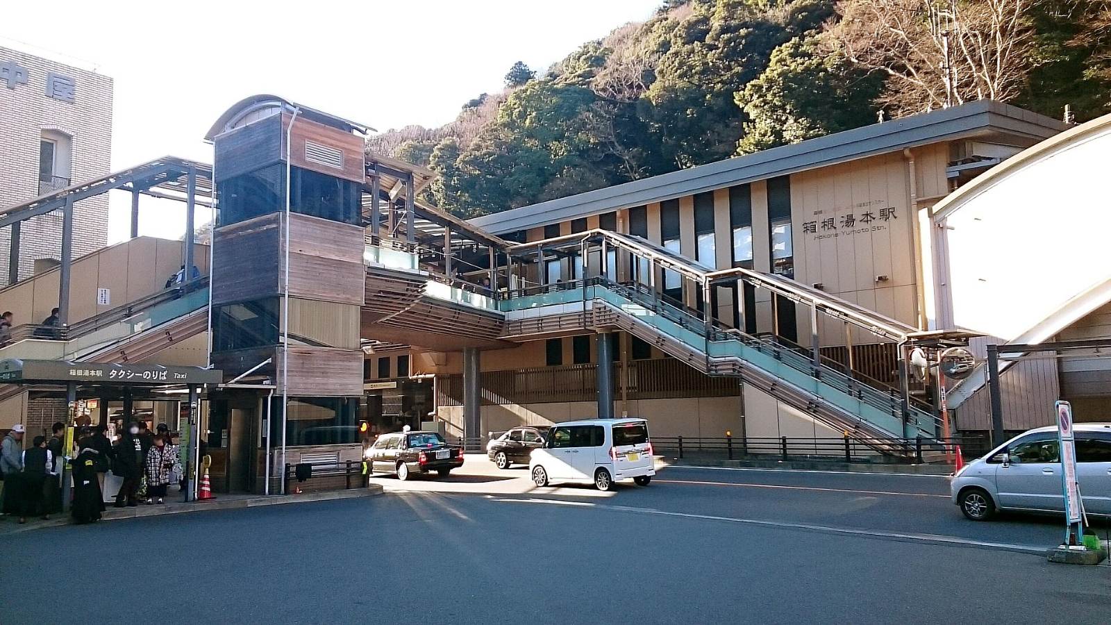 สถานีฮาโกเน่ยูโมโตะท่ามกลางภูเขา