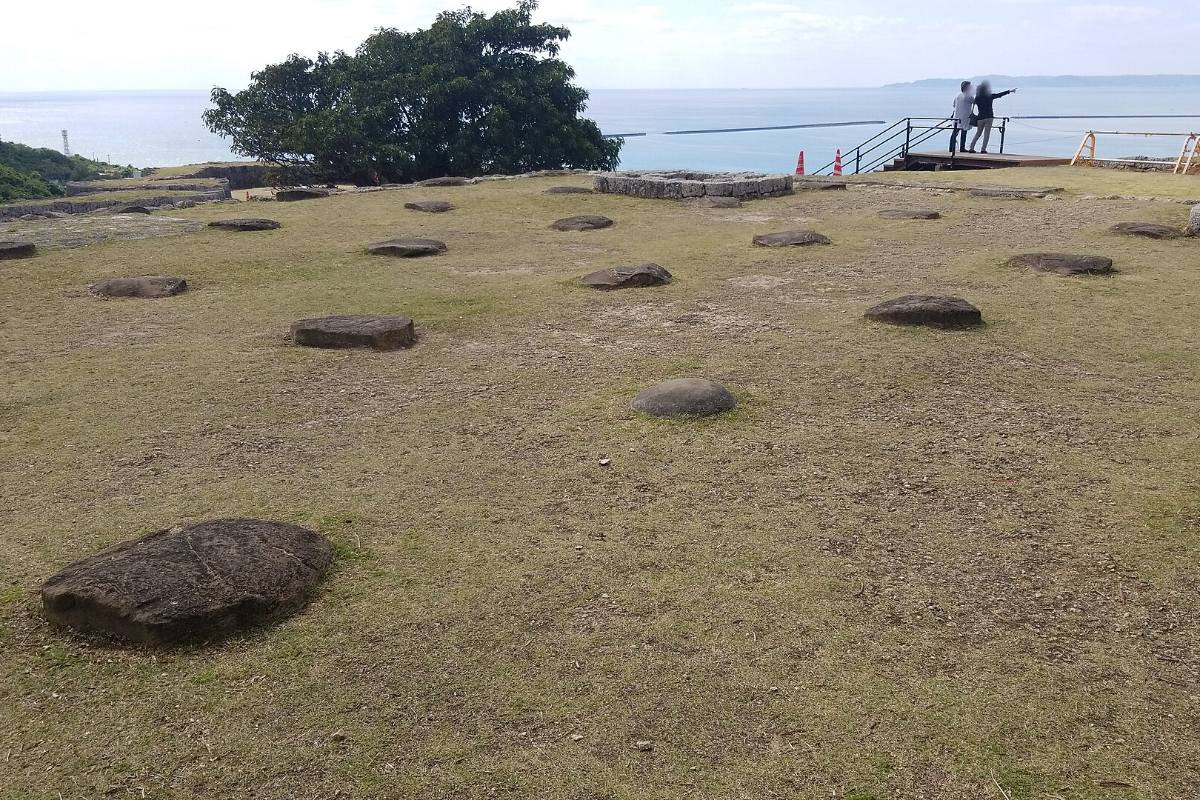 ฐานหินบนลานชั้นบนสุดของปราสาทคัตสึเร็น