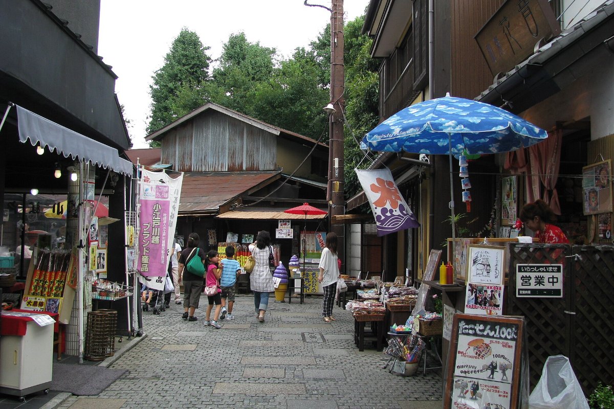 ตรอกเล็กปูหิน มีร้านขนมญี่ปุ่นและขนมเด็กหลากสีเรียงสองข้างทาง ตรอกขนมคาชิยะโยโคโจ คาวาโกเอะ