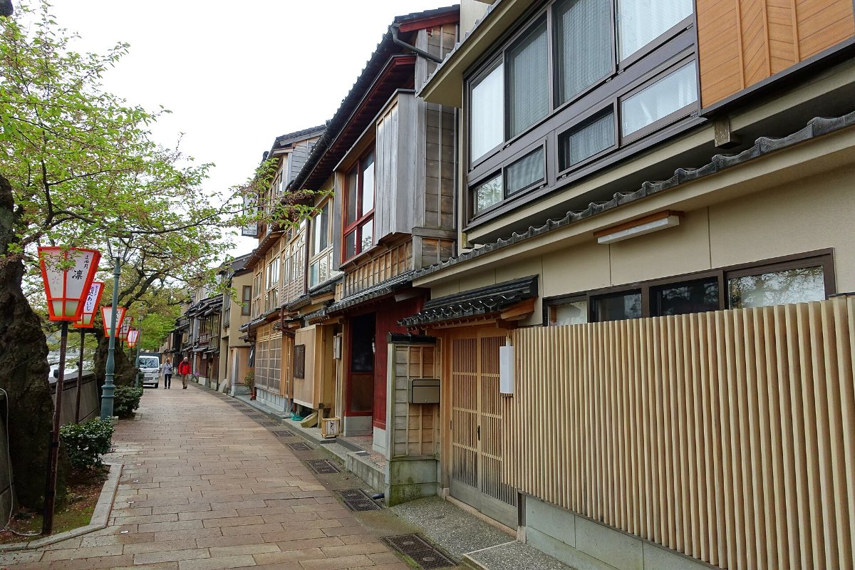 ถนนริมแม่น้ำอาซาโนะกาวะในย่านคาซึเอะมาจิกับโรงน้ำชาไม้