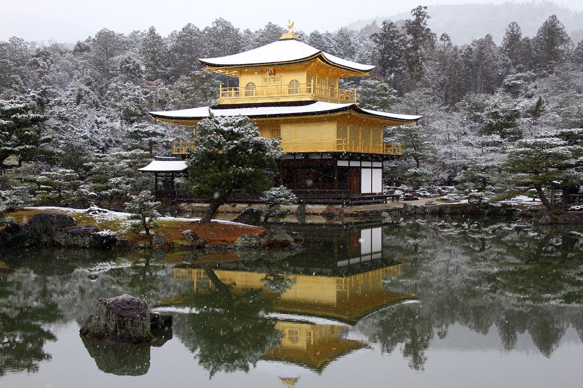 สวนรอบสระของวัดคินคาคุจิในวันหิมะ