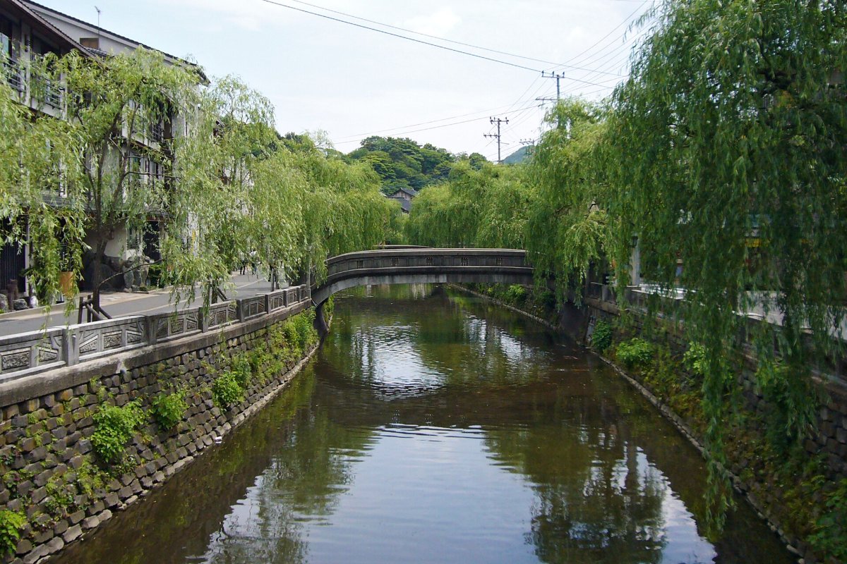 สะพานหินโค้งข้ามคลองกลางเมืองออนเซ็นคิโนซากิ