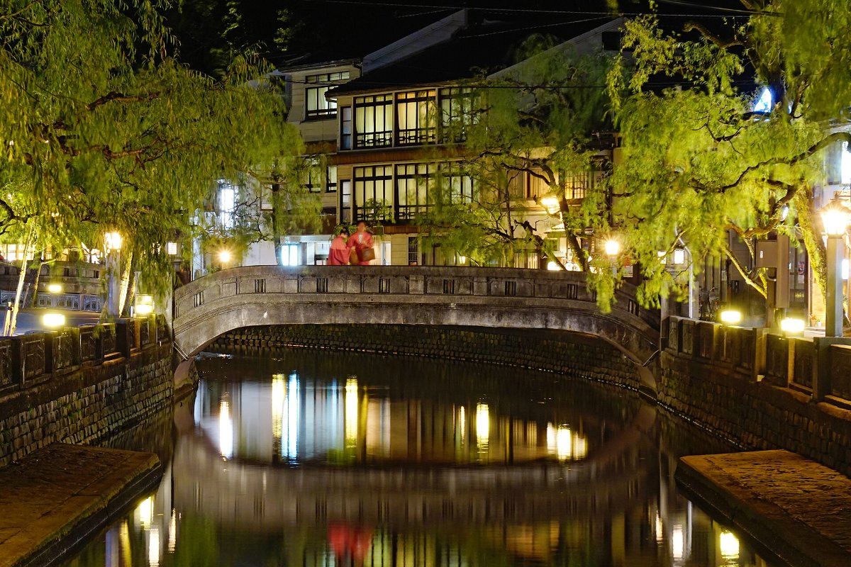 คลองและสะพานส่องไฟยามค่ำในคิโนซากิ
