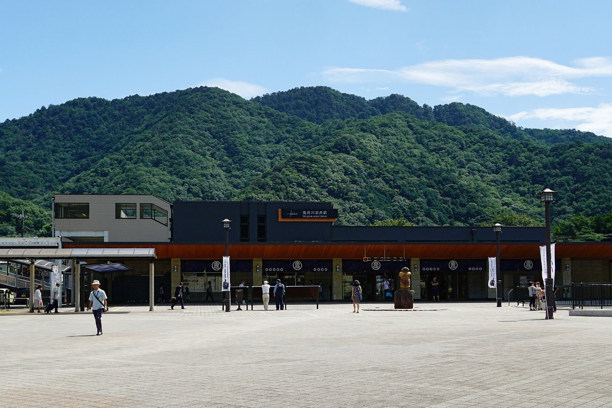 สถานีคินุงาวะออนเซ็นกับภูเขาด้านหลัง
