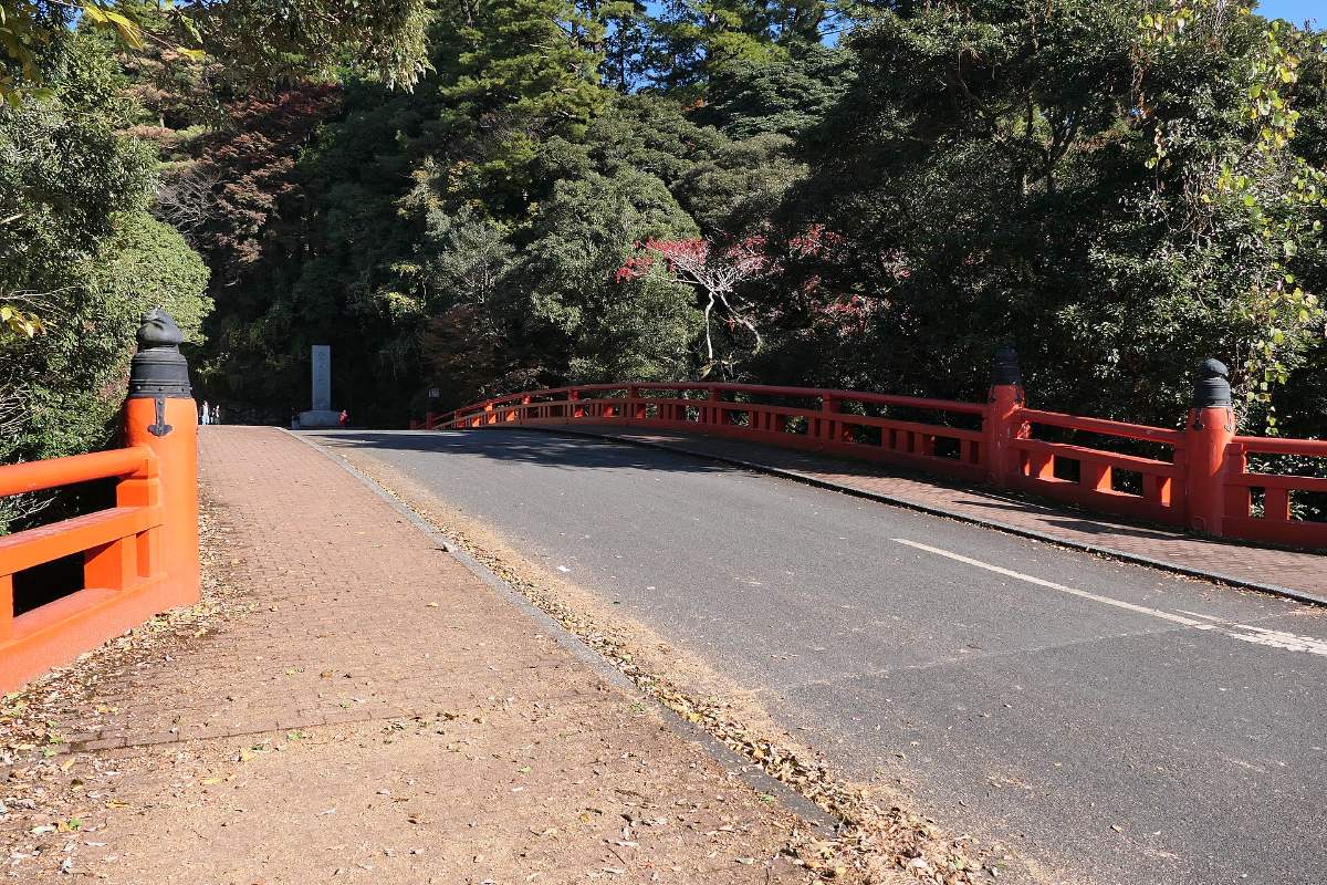 สะพานสีแดงทางเข้าศาลเจ้าคิริชิมะจิงงู