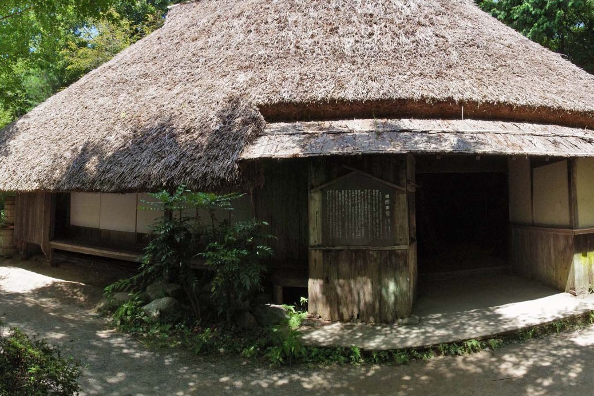 บ้านหลังคามุงจากในหมู่บ้านนินจาโคกะ