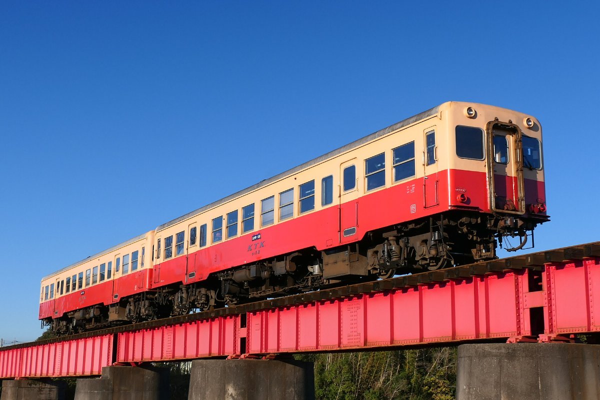 รถไฟโคมินาโตะแล่นบนสะพาน