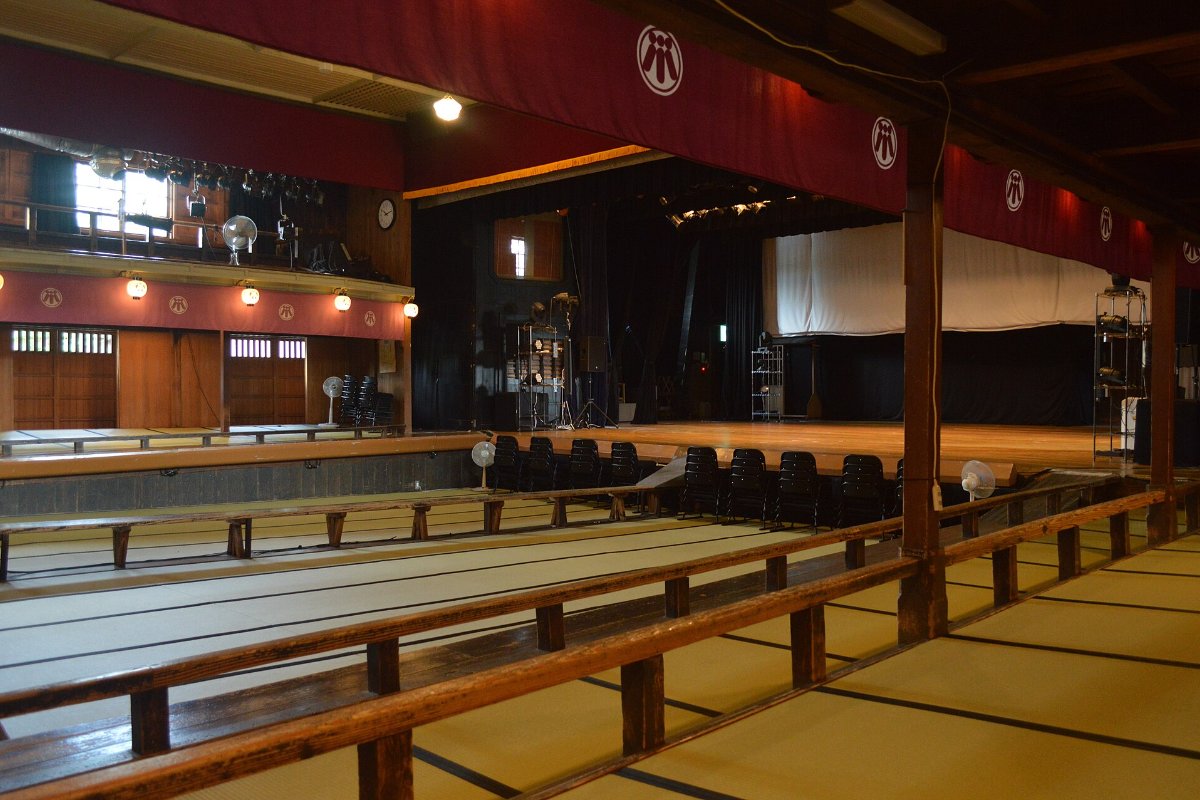 เวทีและที่นั่งเสื่อทาทามิภายในโรงละครโคราคุคัง