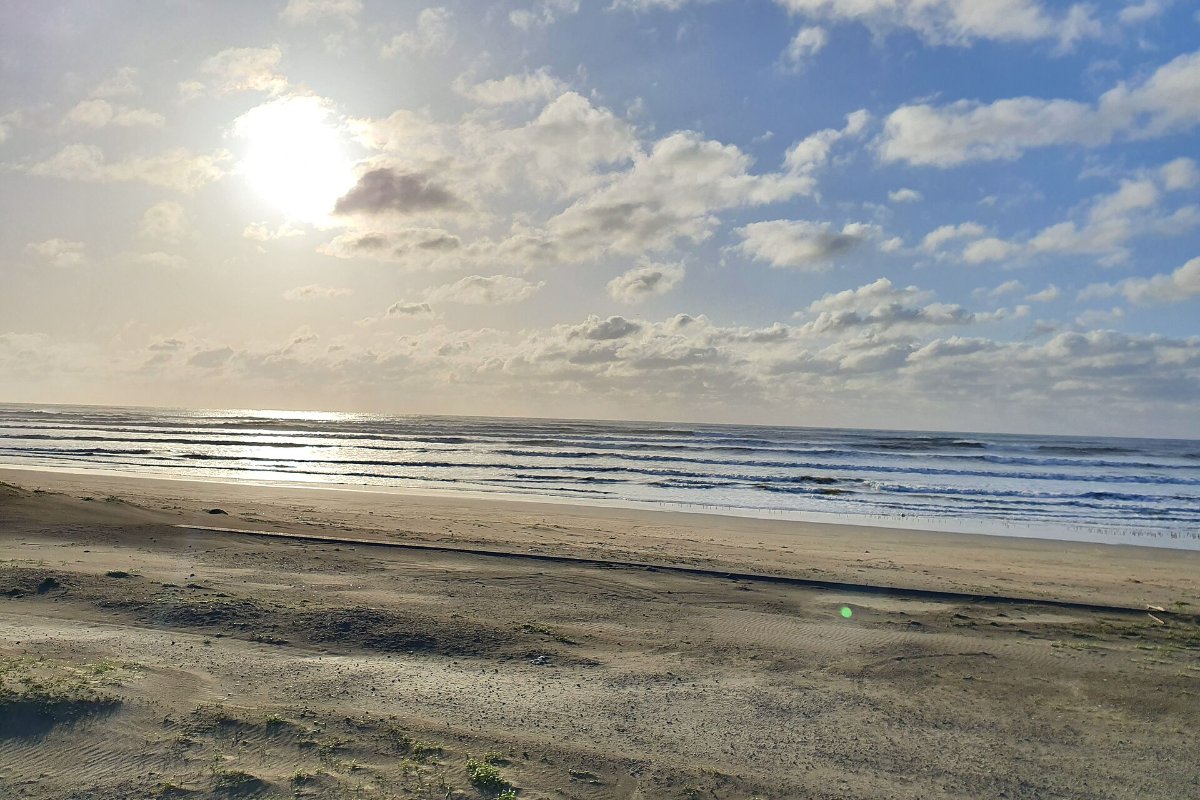 คลื่นและหาดทรายยาวที่คุจูคุริฮามะ