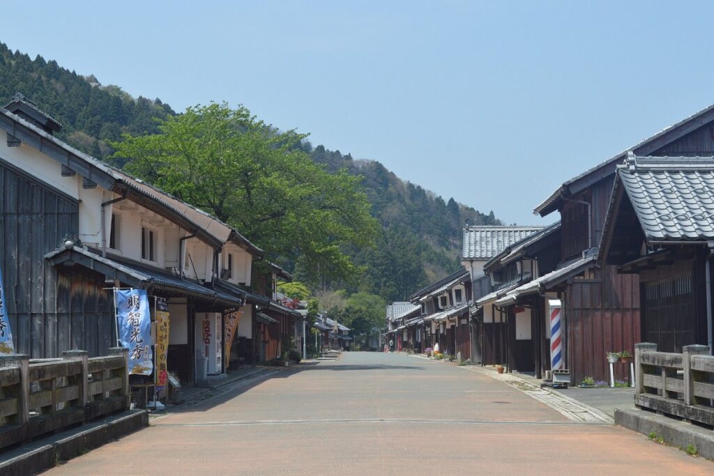ถนนและบ้านไม้เก่าในย่านคุมางาวะจุกุ