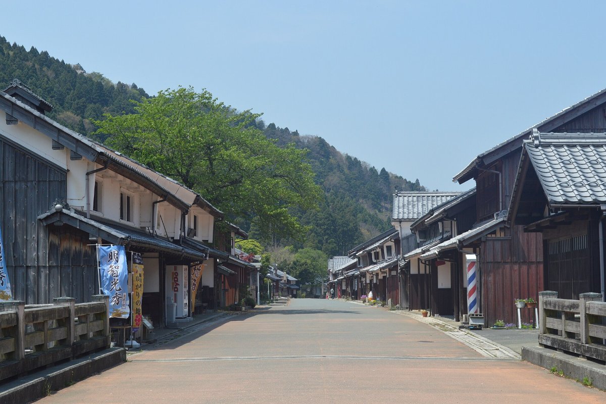 ถนนและบ้านไม้เก่าในย่านคุมางาวะจุกุ