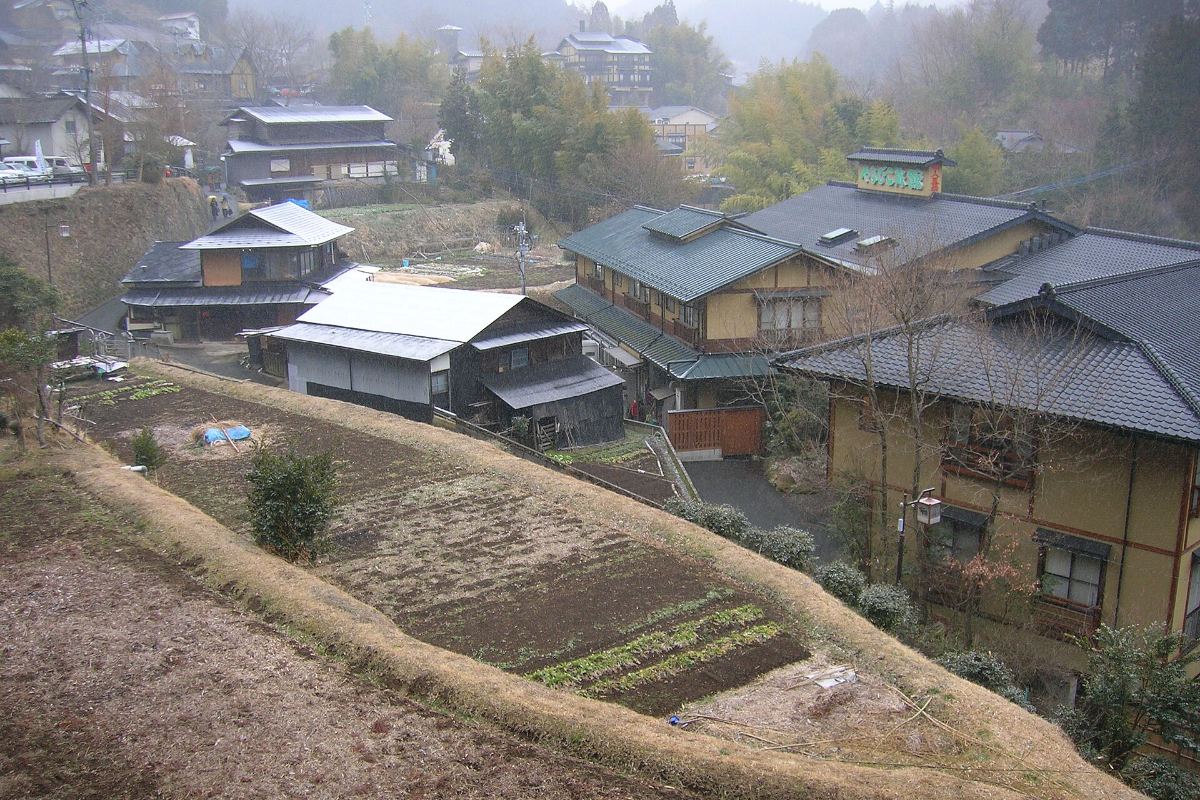 บ้านเรือนในหุบเขาของออนเซ็นคุโรคาวะ
