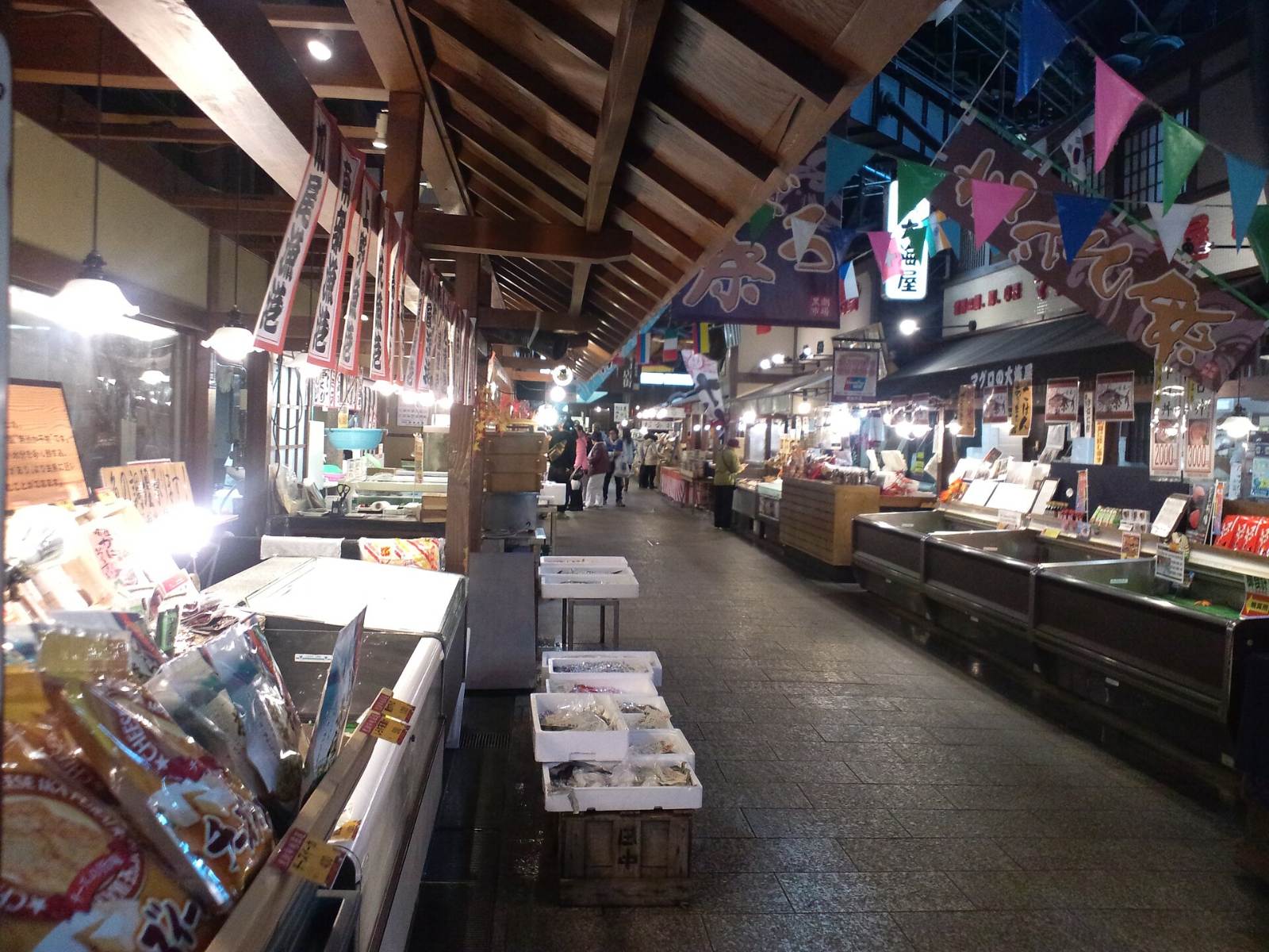 ภายในตลาดคุโรชิโอะที่มีร้านอาหารทะเล