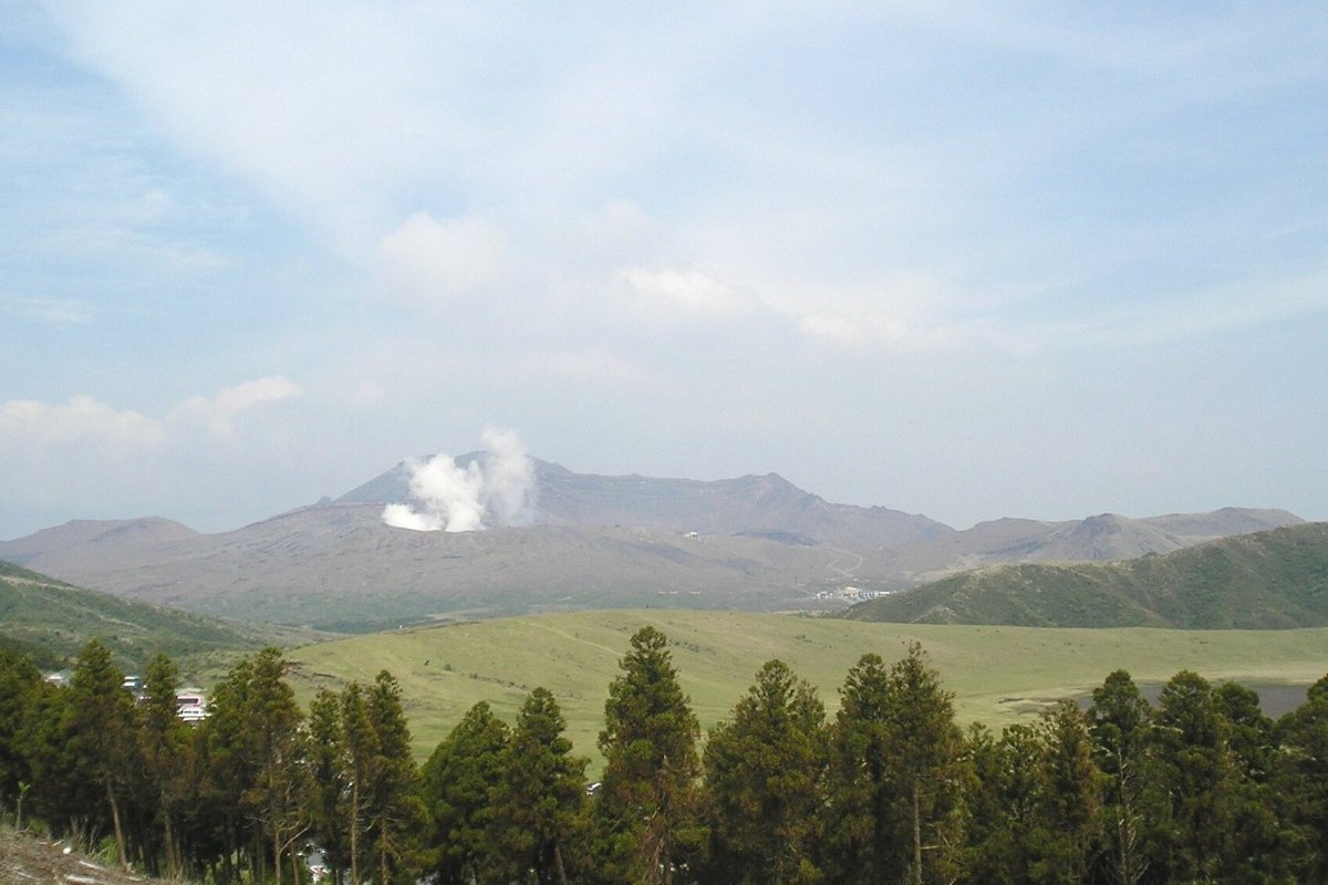 ควันจากภูเขานากาดาเกะ มองจากจุดชมวิวคุซะเซ็นริ