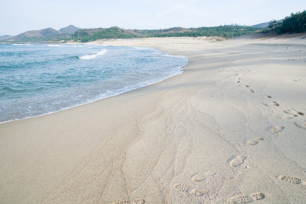 หาดทรายขาวยาวและน้ำทะเลใสของหาดโคโตฮิกิฮามะ เมืองเคียวทังโกะ จังหวัดเกียวโต